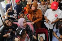 Risma Perkenalkan Bus Suroboyo yang Bisa Bayar Pakai Sampah