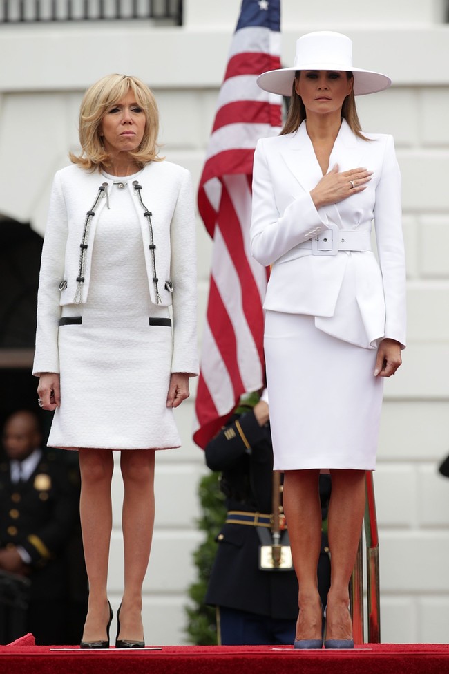 Busana serba putih juga menjadi andalan Ibu Negara Prancis Brigitte Macron. Ia mengenakan dress yang dipadukan dengan blazer crop Louis Vuitton. Foto: Dok. Getty Images