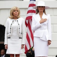 Busana serba putih juga menjadi andalan Ibu Negara Prancis Brigitte Macron. Ia mengenakan dress yang dipadukan dengan blazer crop Louis Vuitton. Foto: Dok. Getty Images