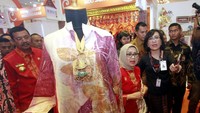 Ibu Wakil Presiden Mufidah Jusuf Kalla didampingi Direktur Bisnis Ritel BNI Tambok PS Simanjuntak melihat booth milik Saku Arane, salah satu Mitra Binaan BNI pada acara Inacraft 2018 di Jakarta.