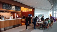 Jika pengunjung mulai lapar, bisa berkunjung ke Cafe 100 dan Ritz Calrton. Pengunjung dapat menyantap makanan sambil memandangi ke arah perairan dan bangunan Hong Kong. (Kanavino Ahmad Rizqo/detikTravel)