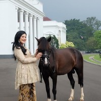 Senyum manis nan cantik Kahiyang Ayu yang rambutnya ditata bergelombang dengan sedikit sasak untuk kesan lebih bervolume. bennusorumba  Foto: Instagram/@bennusorumba