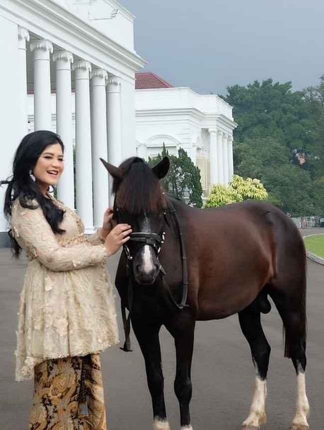 Senyum manis nan cantik Kahiyang Ayu yang rambutnya ditata bergelombang dengan sedikit sasak untuk kesan lebih bervolume. bennusorumba  Foto: Instagram/@bennusorumba
