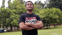 Ia tampak mengenakan kaos dan celana bahan berwarna putih dengan sendal jempit. Foto: Ismail/detikHOT