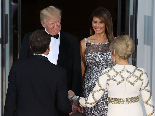 Gaun berhias beads milik Melania Trump merupakan koleksi terbaru Chanel Haute Couture, bagian dari koleksi musim semi 2018. Foto: Dok. Getty Images