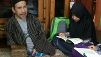 Mamat sudah mengajar sejak 25 tahun yang lalu. Sebelumnya ia sempat mengenyam pendidikan di salahsatu pesantren di Tasikmalaya/Foto: Dadang Hermansyah