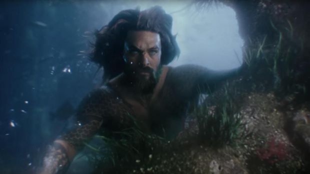 Jason Momoa menjadi Arthur, makhluk laut berdarah campuran di 'Aquaman.'