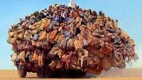 Di berbagai negara di dunia ternyata angkutan tak selamanya bisa mengangkut barang dengan jumlah normal. Lihat saja mobil truk 6 roda di gurun sahara ini. Istimewa/worldsupertravel.com