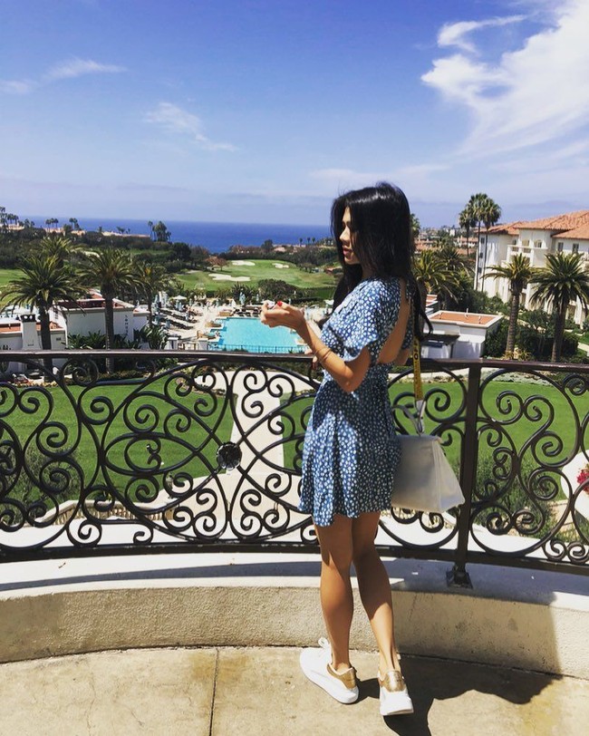 Sneakers atau sandal jepit menjadi andalan Adinda Bakrie yang selalu tampil stylish dalam berbagai kesempatan. Foto: Dok. Instagram Adinda Bakrie