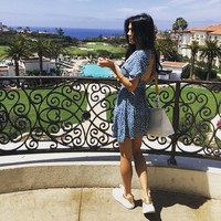 Sneakers atau sandal jepit menjadi andalan Adinda Bakrie yang selalu tampil stylish dalam berbagai kesempatan. Foto: Dok. Instagram Adinda Bakrie