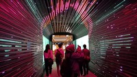 Memasuki gedung, nantinya kita akan disambut oleh lorong bercahaya. Tampak pula layar yang menunjukkan cerita transformasi Hong Kong dari waktu ke waktu. (Kanavino Ahmad Rizqo/detikTravel)