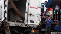Mobil boks yang tertabrak kereta itu bernomor polisi B 9434 UXT.