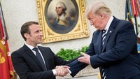 Peristiwa tak biasa ini terjadi saat Trump dan Macron berdiri berdampingan ketika hendak foto bersama di Ruang Oval Gedung Putih, Selasa (24/4) waktu setempat. Macron sedang melakukan kunjungan kenegaraan selaam 3 hari di AS. Foto: AFP PHOTO/Brendan Smialowski