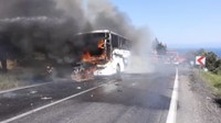 Bus yang mengangkut WN Australia dan Selandia baru terbakar di Turki saat dalam perjalanan ke upacara Anzac Day di Gallipoli. Mesin kendaraan mereka mulai mengeluarkan asap di distrik Kucukkuyu. Tak ada yang terluka dalam insiden ini. (Foto: Dok. ABC News)