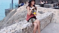 Di pinggir pantai, Anissa bersantai menyesap jus jeruk. Duh, pemandangannya keren ya! Foto: Instagram anissaaziza