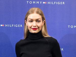 Gigi Hadid Jadi Desainer Aksesori, Karyanya Dipakai Cardi B Sampai Beyonce