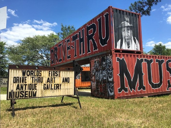 Kota kecil Seale di Alabama, Amerika Serikat punya galeri seni yang menarik wisatawan. Namanya Museum of Wonder, galeri seni ini punya konsep drive thru. (bensollee/Instagram) Kota kecil Seale di Alabama, Amerika Serikat punya galeri seni yang menarik wisatawan. Namanya Museum of Wonder, galeri seni ini punya konsep drive thru. (bensollee/Instagram)