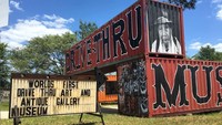 Kota kecil Seale di Alabama, Amerika Serikat punya galeri seni yang menarik wisatawan. Namanya Museum of Wonder, galeri seni ini punya konsep drive thru. (bensollee/Instagram)