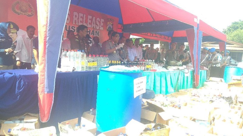 Kapolda Ancam Copot Kapolsek Jika Ada Kasus Meninggal Karena Miras Kapolda Ancam Copot Kapolsek Jika Ada Kasus Meninggal Karena Miras