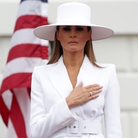 Gaya Melania Trump memakai busana serba putih plus topi putih berukuran besar ini diduga memiliki makna tersendiri. Ada pesan politik yang dibawanya. Gayanya tersebut juga disebut-sebut mengikuti penampilan Beyonce di video klip Formation dan Olivia Pope dalam serial Scandal. Foto: Dok. Getty Images