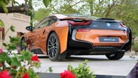 Dengan BMW i8 Roadster, BMW ingin menunjukkan kalau mobil listrik atau hybrid itu harus keren, mobil yang tanpa kompromi, dan mengagumkan saat dilihat dari berbagai sudut. Foto: Istimewa