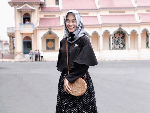 Bros Kecil Ini Banyak Dipakai Selebgram Hijab, Harganya Rp 10 Juta