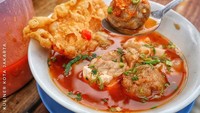 Unggahan bakso Malang dari @kulinerkotajakarta memang sangat menggiurkan. Bagaimana tidak, perpaduan tahu, bakso dan kerupuk pangsit membuat sajian ini makin enak dengan tambahan sambal pedas. Foto: Instagram @kulinerkotajakarta