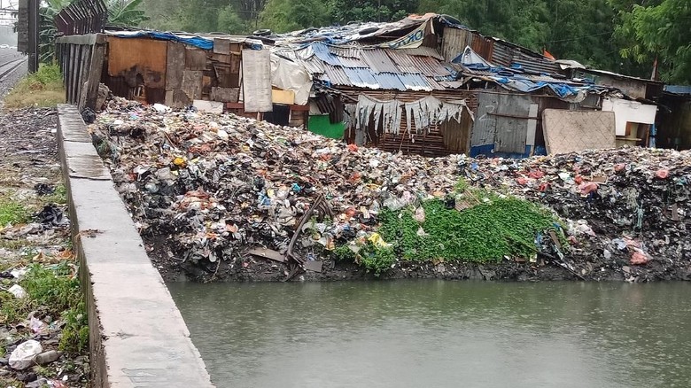Sampah Menumpuk di Bantaran Kali Sentiong hingga ke Rel KA Priok Sampah Menumpuk di Bantaran Kali Sentiong hingga ke Rel KA Priok