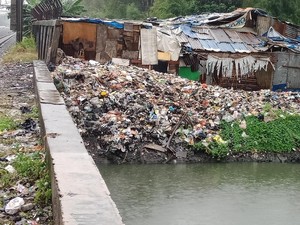 Sampah Menumpuk di Bantaran Kali Sentiong hingga ke Rel KA Priok