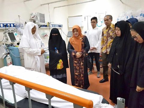 Menko Puan saat melayat jenazah di RS
