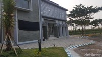 Pantauan detikcom kaligrafi yang sebelumnya berada di atas nama masjid, kini tak terlihat lagi. Sepertinya sudah dicopot bersamaan dengan penutupan nama masjid. Menurut Suharno, pasca diresmikan nanti, takmir masjid akan ditunjuk untuk merawat dan mengelolanya. Selama ini hanya ada musala, masjid memang baru didirikan. Nanti akan takmir yang mengurus pasca diresmikan, tuturnya.(Foto: M Aminudin/detikcom)