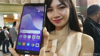 Sementara kamera depannya punya resolusi 8 MP dengan efek bokeh dan ditemani selfie toning flash. Selfie toning flash ini disebut bisa mendeteksi pencahayaan pada wajah subjek secara otomatis dan secara cerdas menyesuaikan tingkat kecerahan untuk selfie agar terlihat lebih natural. Foto: Muhammad Alif Goenawan/detikinet