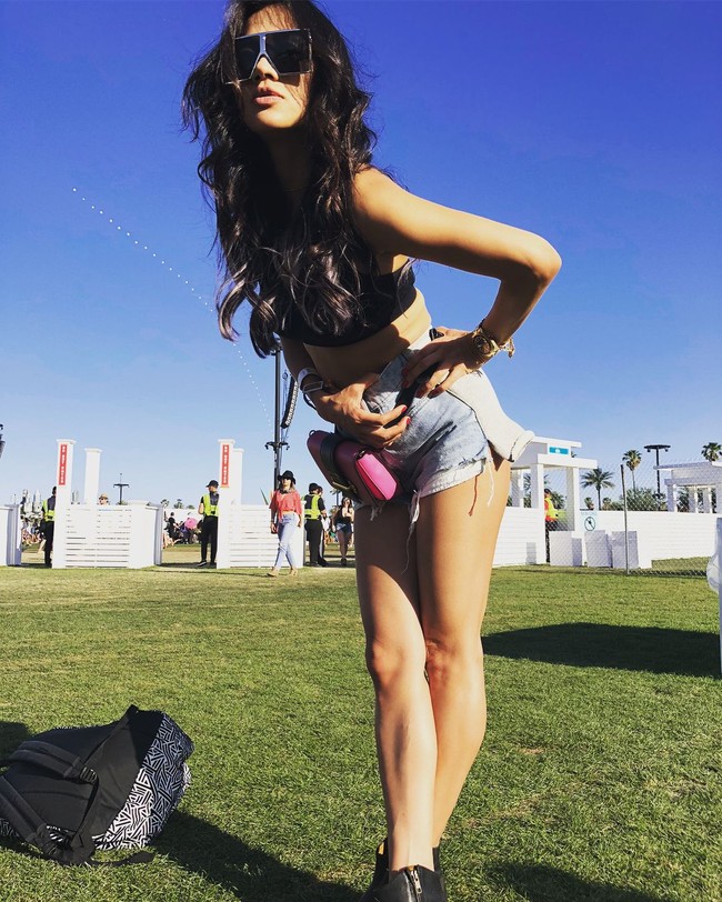 Body goals, begitulah komentar netizen saat melihat gaya Adinda Bakrie di Coachella hari kedua. Memamerkan kaki jenjangnya, wanita lulusan magna cum laude dari Babson College, Amerika Serikat itu mengenakan celana denim pendek yang dipadukan waist bag dari brand Prada. Foto: Dok. Instagram Adinda Bakrie