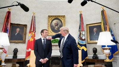 Bikin Ketawa! Trump Bersihkan Ketombe di Jas Macron