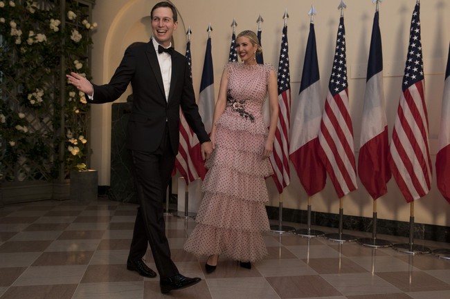 Tak hanya Melania Trump yang sukses mencuri atensi. Putri sulung Donald Trump, Ivanka turut hadir di acara makan malam kenegeraan dengan suaminya, Jared Kushner. Foto: Dok. Getty Images