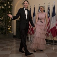 Tak hanya Melania Trump yang sukses mencuri atensi. Putri sulung Donald Trump, Ivanka turut hadir di acara makan malam kenegeraan dengan suaminya, Jared Kushner. Foto: Dok. Getty Images