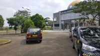 Setelah ditelusuri masjid yang dimaksud ada di seberang bandara Abdulrachman Saleh, persisnya area parkir bawah kendaraan. Bila pertama kali masuk kompleks Bandara Abdulrachman Saleh, setelah mengambil karcis parkir. Maka, masjid bisa dilihat sisi kanan dari badan jalan. (Foto: M Aminudin/detikcom)