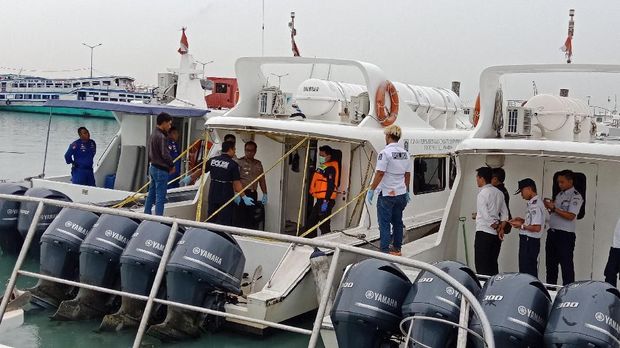 Labfor melakukan pengecekan di kapal Dishub DKI  yang meledak