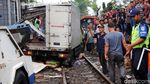 Foto: Kerusakan Mobil yang Tertabrak Kereta di Kramat Sentiong