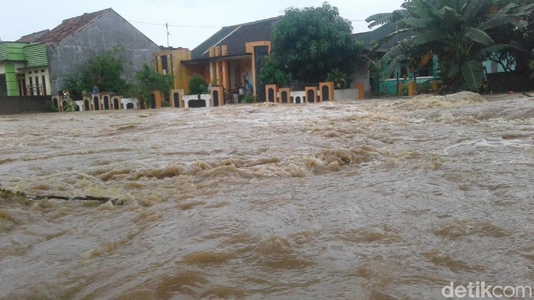 Banjir Landa Cilegon, Warga Terjebak di Rumah Banjir Landa Cilegon, Warga Terjebak di Rumah