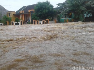 Banjir Landa Cilegon, Warga Terjebak di Rumah