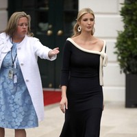 Tak kalah modisnya, sang first daughter, Ivanka Trump, yang turut hadir di acara penyambutan tersebut. Tubuh bongsornya dibungkus gaun hitam beraksen tali di bagian dada. Foto: Dok. Getty Images