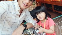 Tidak hanya jago menyanyi, tapi Afgan juga sayang dengan keluarga. Ini potretnya ketika menemani keponakan kesayangannya, berbelanja di supermarket. Foto: Istimewa