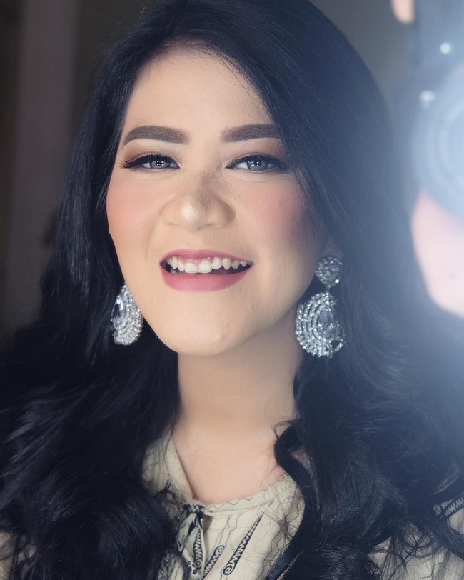 Pregnancy glow tampaknya dialami oleh Kahiyang Ayu. Wajahnya tampak glowy dan makin cantik dengan pulasan makeup karya Bennu Sorumba. Foto: Instagram/@bennusorumba