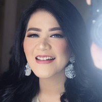 Pregnancy glow tampaknya dialami oleh Kahiyang Ayu. Wajahnya tampak glowy dan makin cantik dengan pulasan makeup karya Bennu Sorumba. Foto: Instagram/@bennusorumba