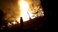 Kobaran api menyambar warga yang berada di lokasi dan lima rumah. Beberapa korban tewas akibat luka bakar tergeletak di lokasi. Sementara korban luka-luka dievakuasi ke rumah sakit setempat.  (dok BPBD Aceh)