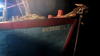 Pada 23 April 2018, Kapal Pengawas KP Hiu Macan 001 menangkap 2 kapal perikanan berbendera Vietnam KM. BV 99277 TS dan KM. BV 7222 TS di Zona Ekonomi Eksklusif (ZEE) Perairan Natuna Kepulauan Riau. Dok. Kementerian Kelautan dan Perikanan.
