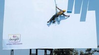 Iklan Cat Ini menunjukkan betapa kuatnya warna cat itu sampai bisa menyerupai warna asli langit. (Dok. Advertising Agency: JWT Mumbai, India)