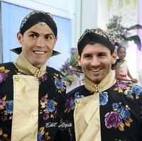 Saat Cristiano Ronaldo dan Messi pakai baju Jawa Timuran. Cocok nggak? Foto: Instagram/@editasyik