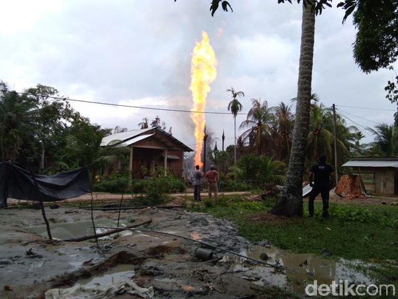 24 Jam Api Menyala di Sumur Minyak Aceh Timur 24 Jam Api Menyala di Sumur Minyak Aceh Timur